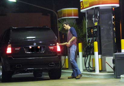 Enrique Iglesias Tows His Sea Doo With a BMW X5